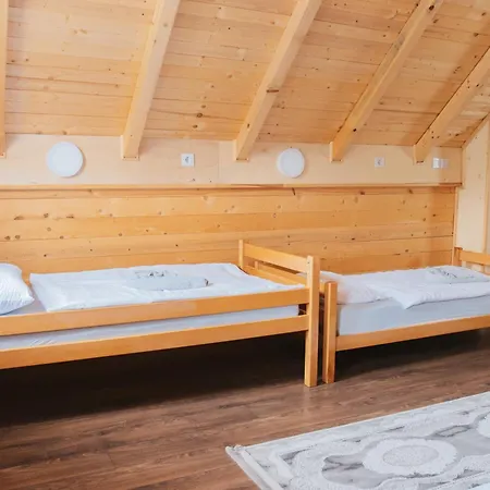 Hafizove Na Uni アパート